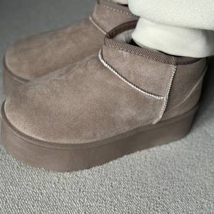 寒い日の強い味方♡歩きやすさ＆スタイルアップが叶う「厚底ムートンブーツ」