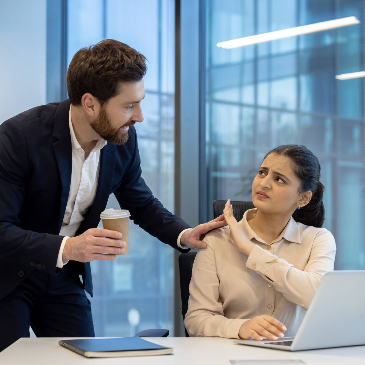肩に触れる男性と嫌がる女性