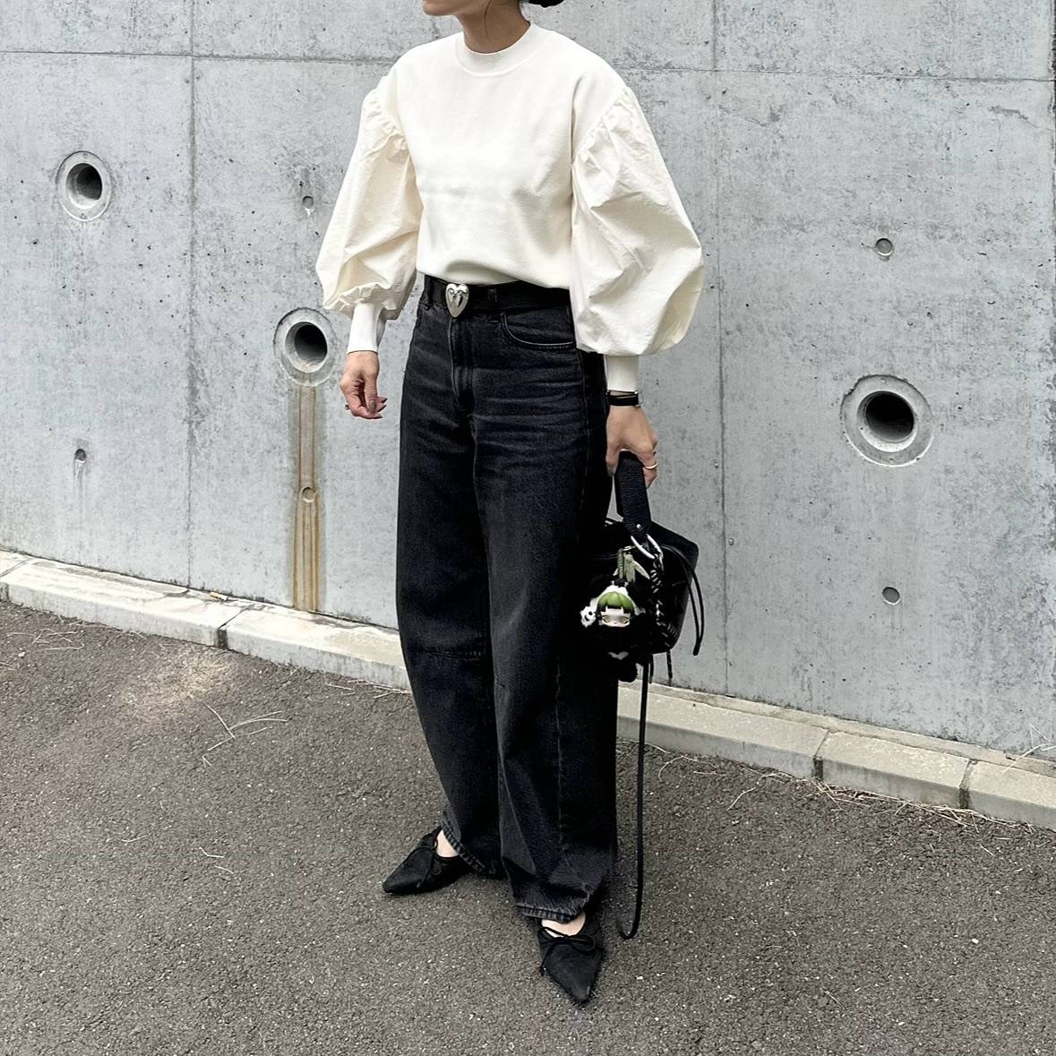 ボリュームスリーブニット×デニムパンツ