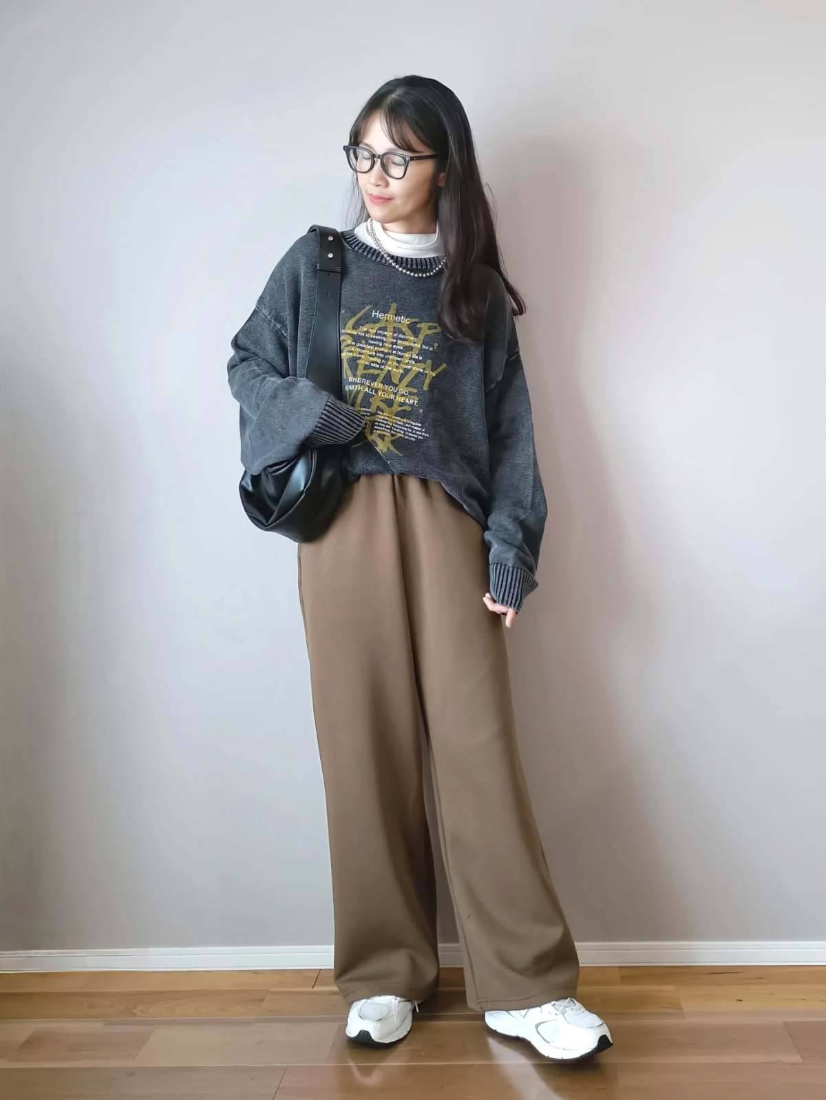 ロゴニット×ワイドパンツ