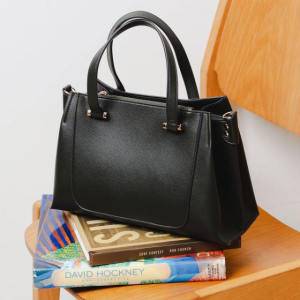 【2025年初冬】大人女子に推したい！オンもオフも決まる「きれいめバッグ」5選