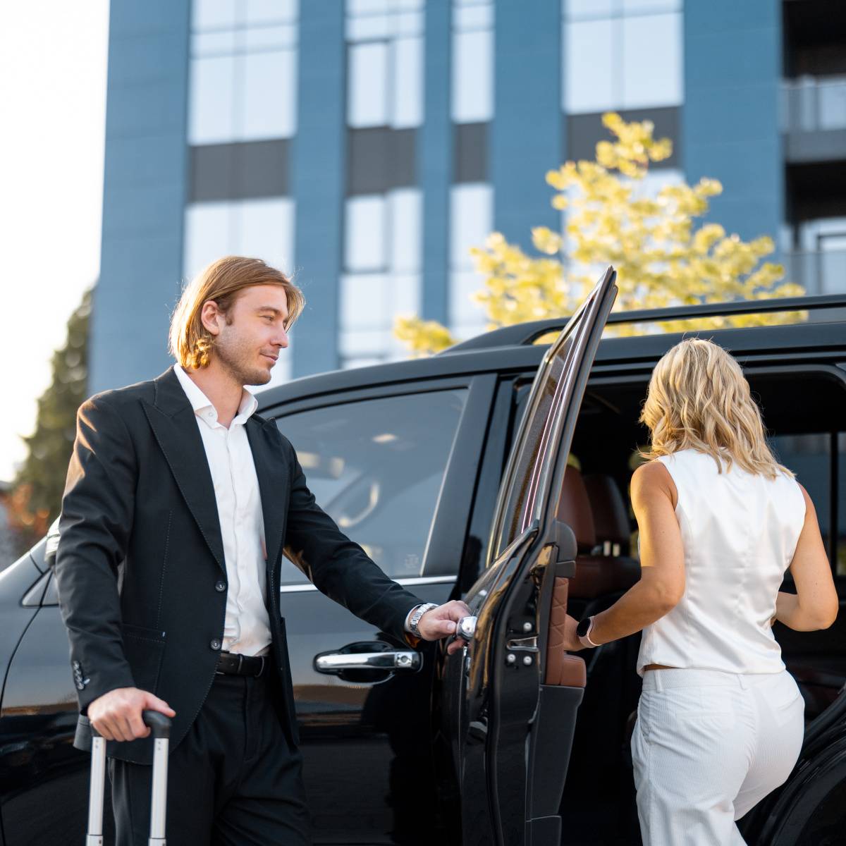 女性のために車のドアを開ける男性