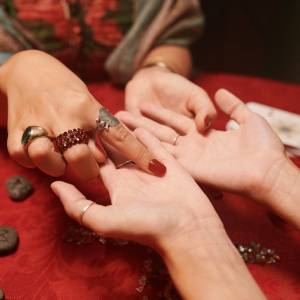 人を惹きつけてまとめる。「統率力がある人」に現れるレアな手相5選