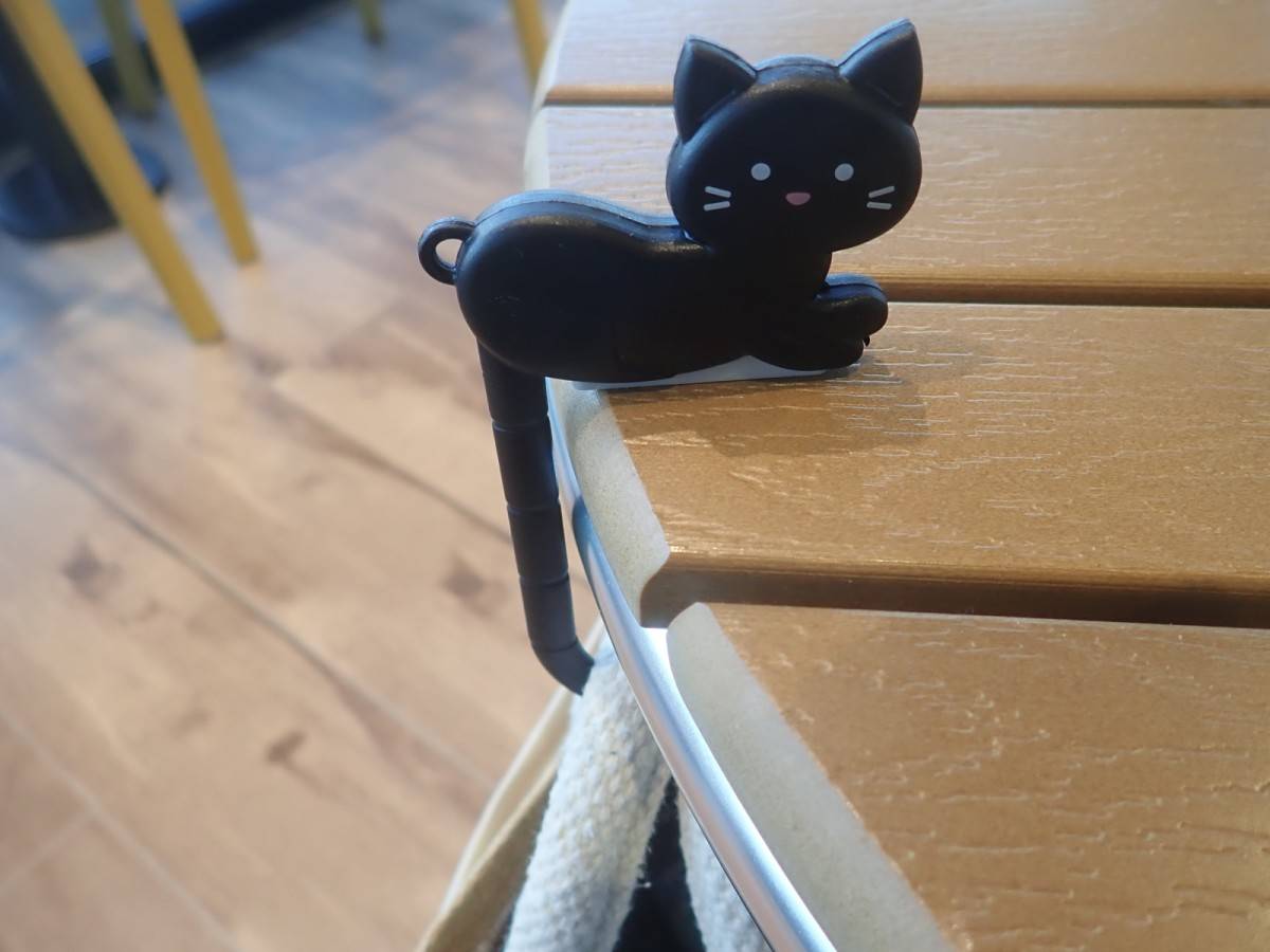 ダイソーのバッグフック(猫)