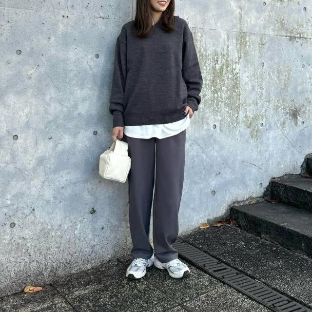 グレーのワントーンコーデの女性