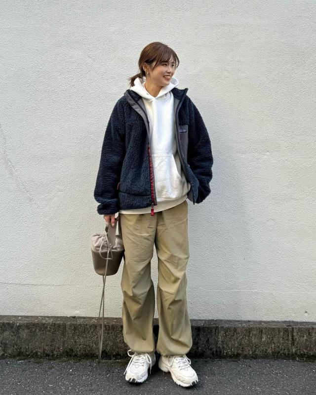 パーカーのフードをアウターから出す♪