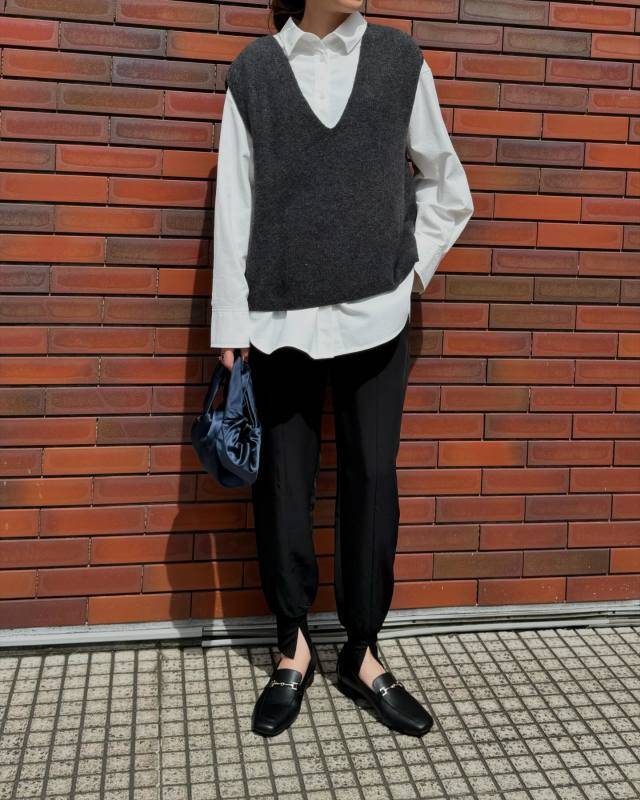 シャツ×ベストの重ね着が◎