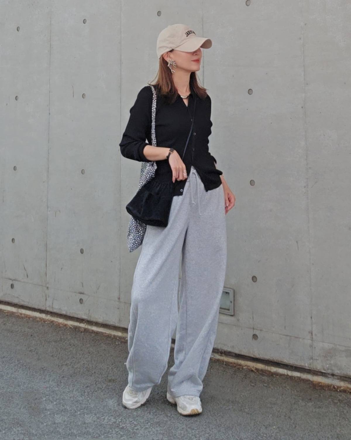 襟付きカーディガン×スウェットパンツのMIXコーデ