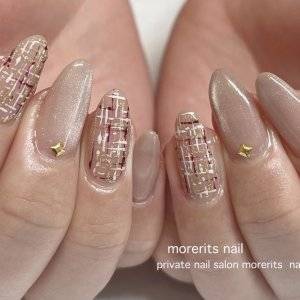 【2025年初冬】季節感が高まる。大人のためのくすみベージュネイル5選