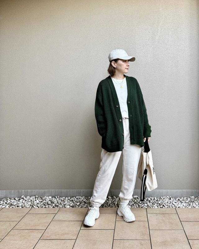 カラーカーディガンをアクセントに！