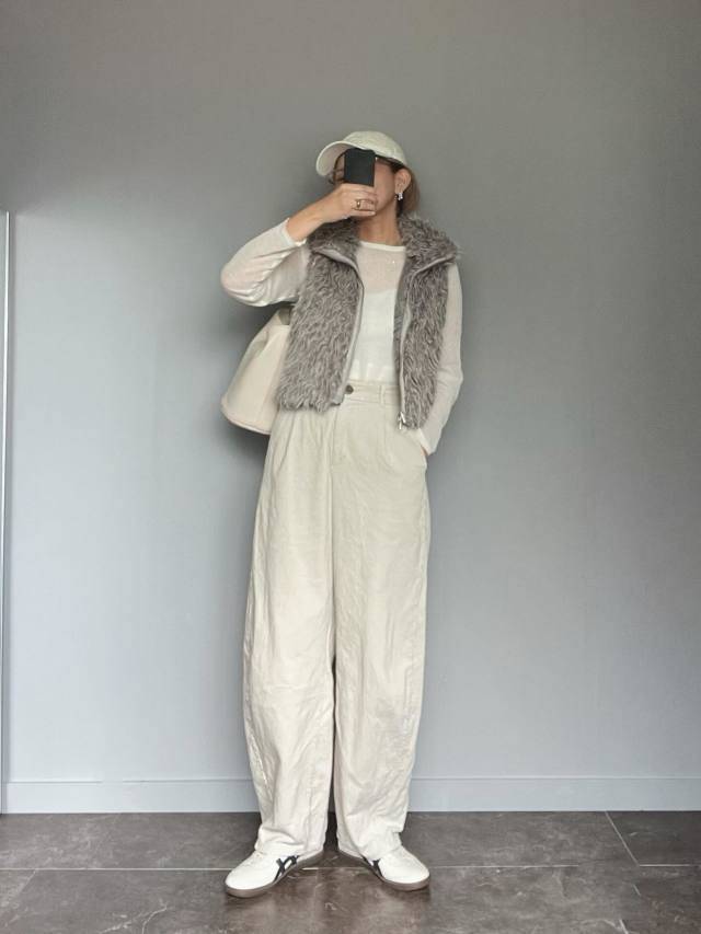 ホワイトコーデにベストで差し色をプラス！