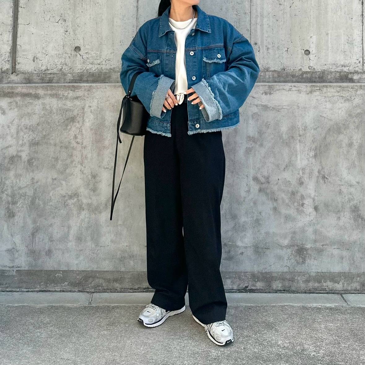 デニムジャケット×黒パンツ