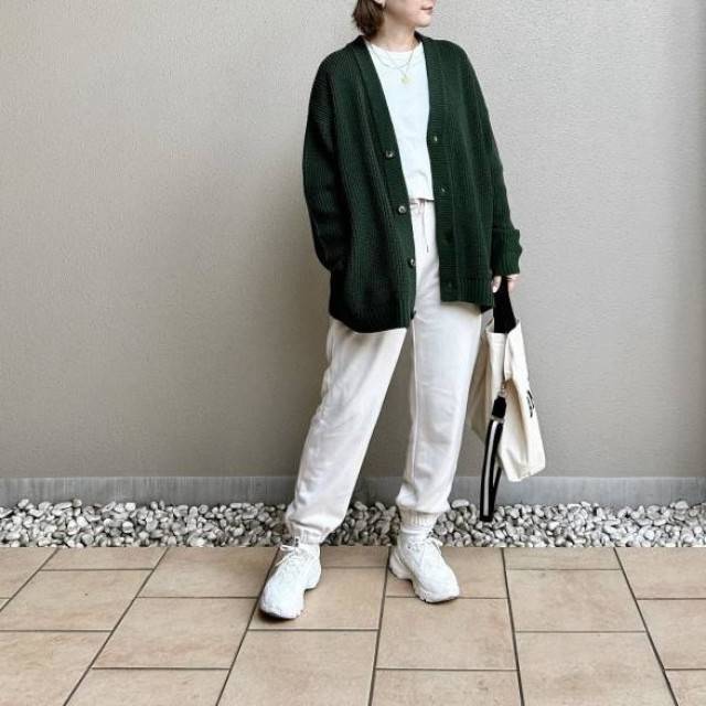 モノトーンコーデの女性