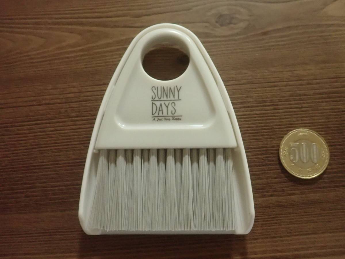 ダイソーのミニちりとり＆ホウキ(マグネットタイプ)