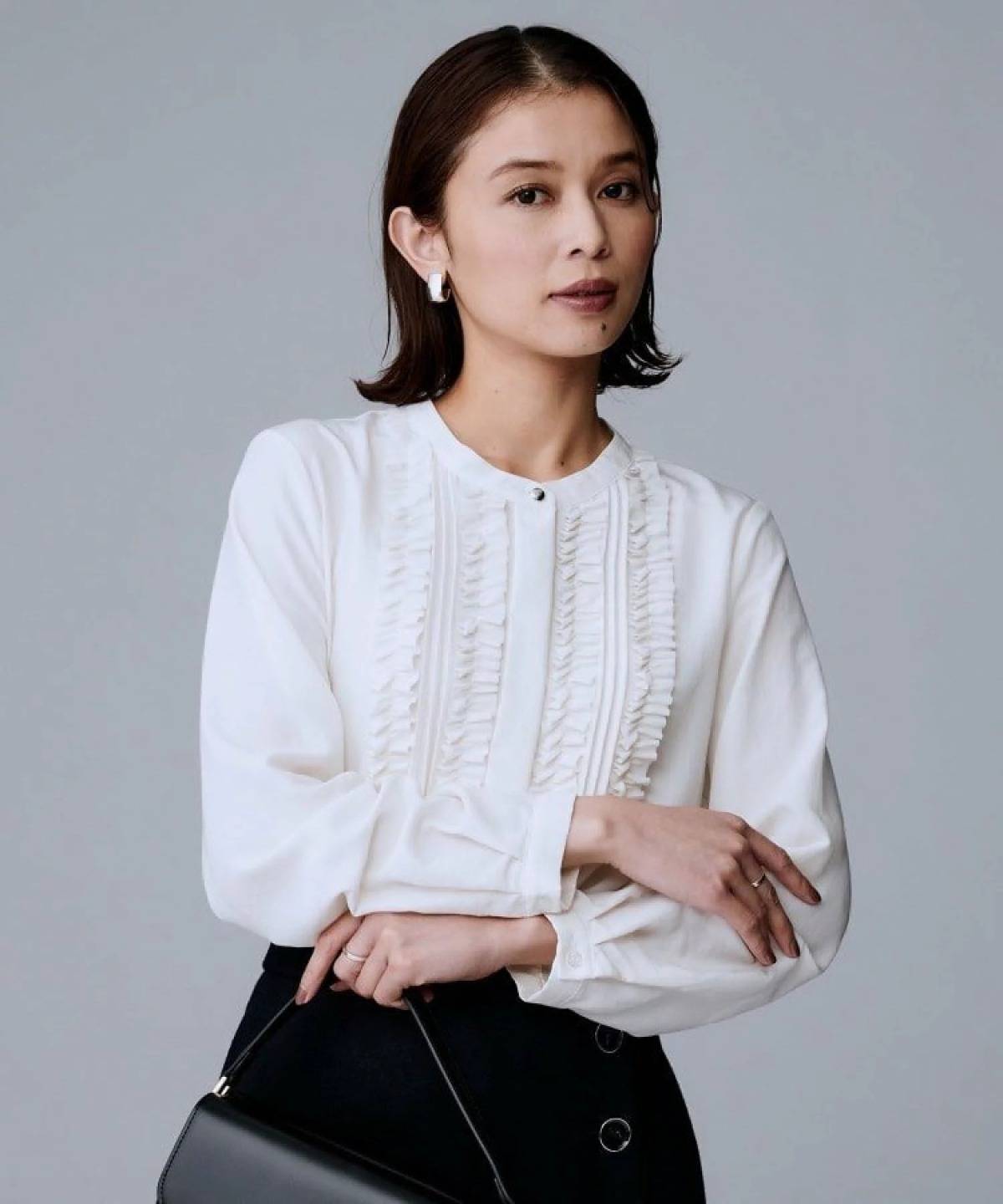 UNTITLED フリルサテンブラウス