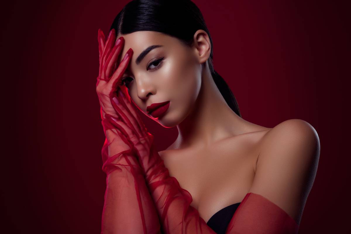 ワインレッドの手袋をまとう女性