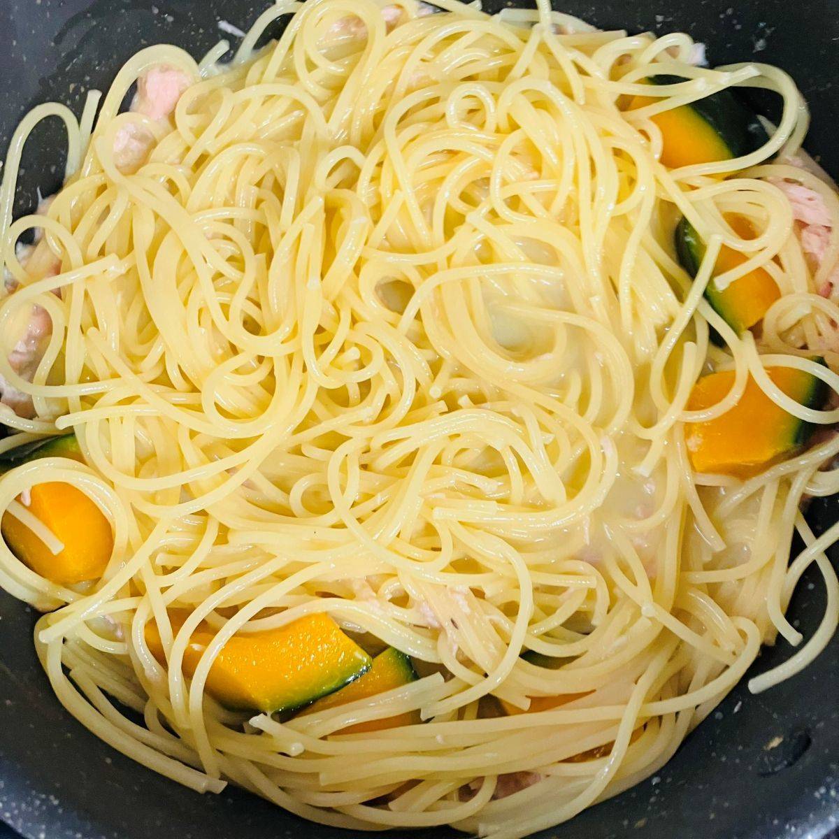 JAグループ公式の「コーンスープの素で♪かぼちゃとサラミのパスタ」のレシピ