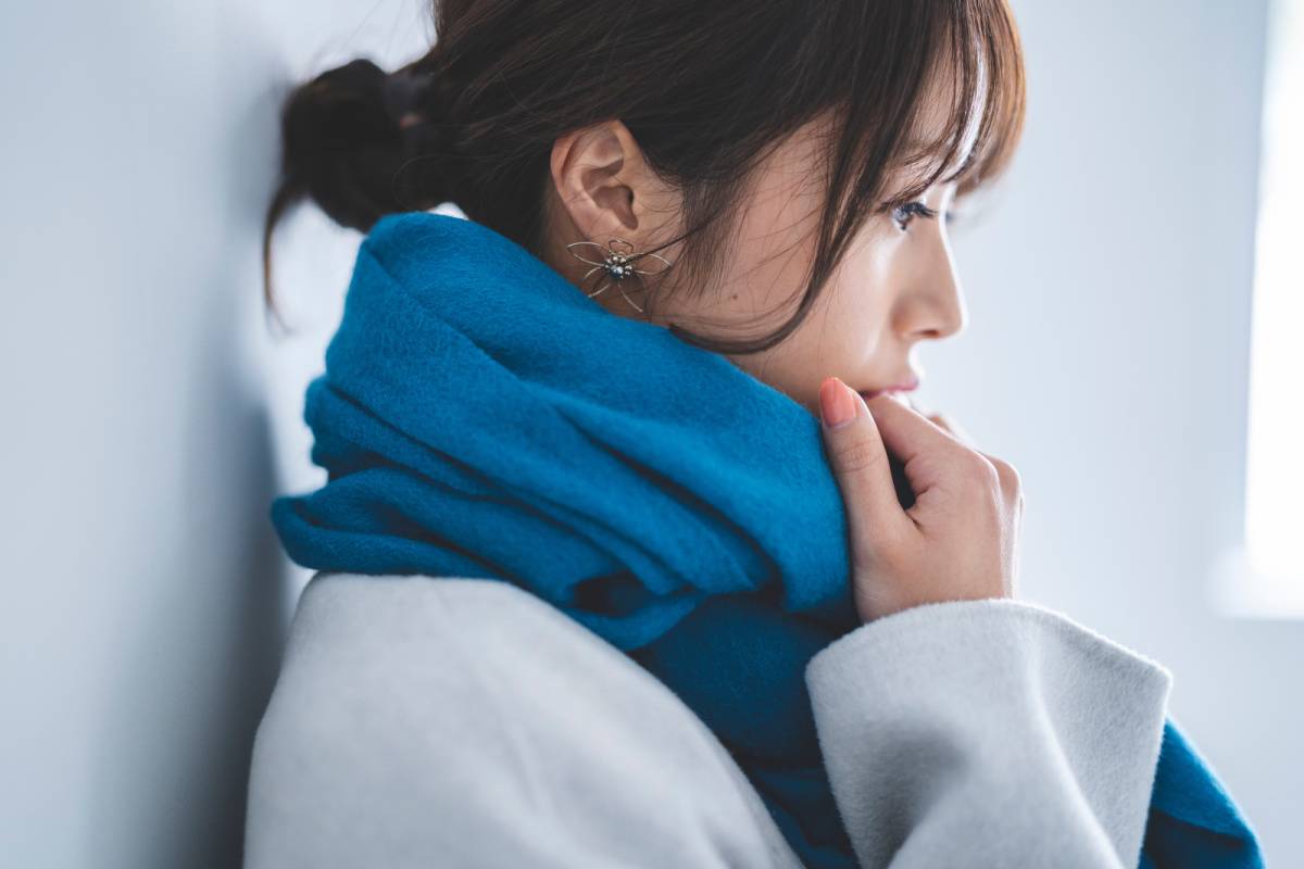 冬服を着た女性