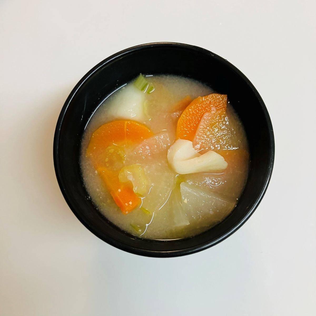 ニッスイ公式の「活ちくわと冬野菜のみそ汁」のレシピ