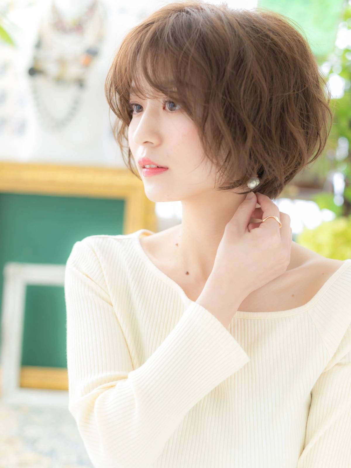 ベージュカラーのゆるふわボブ