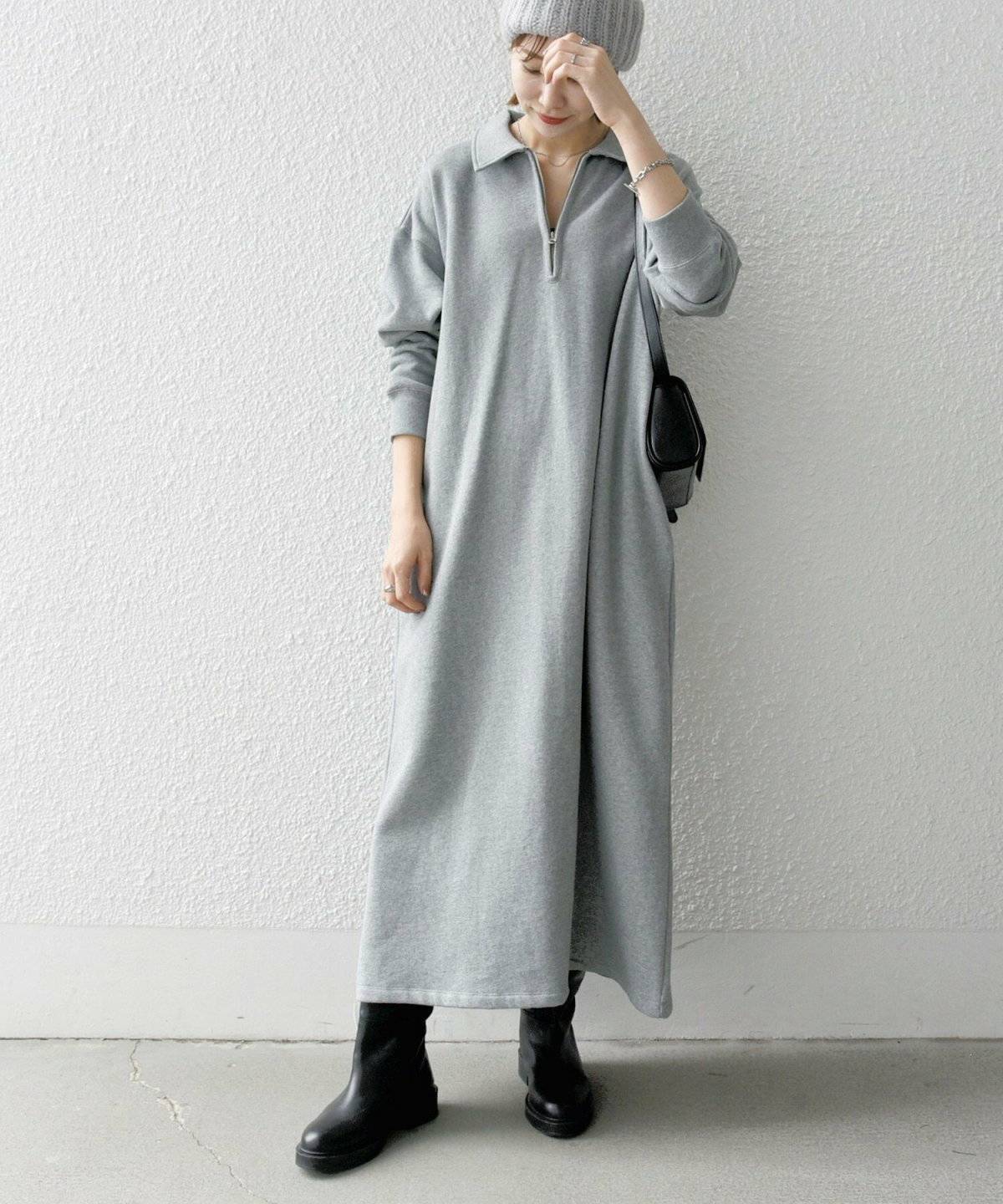 グレーのワンピースに黒小物を合わせた女性