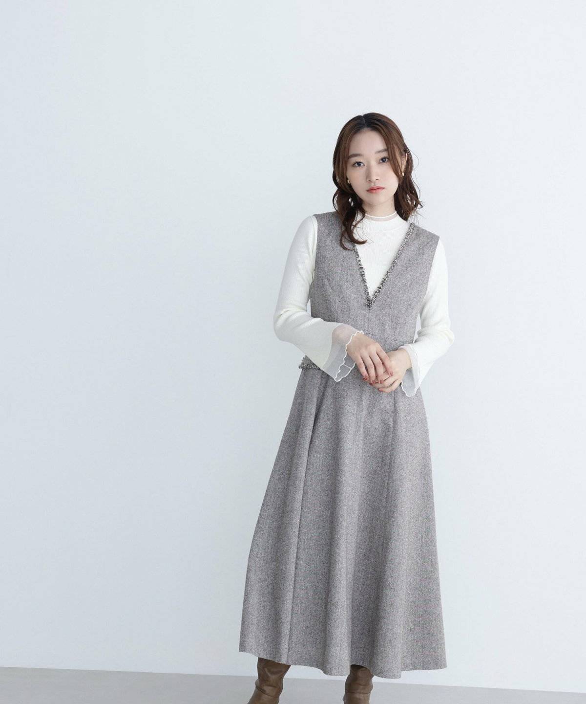 モノトーンコーデの女性