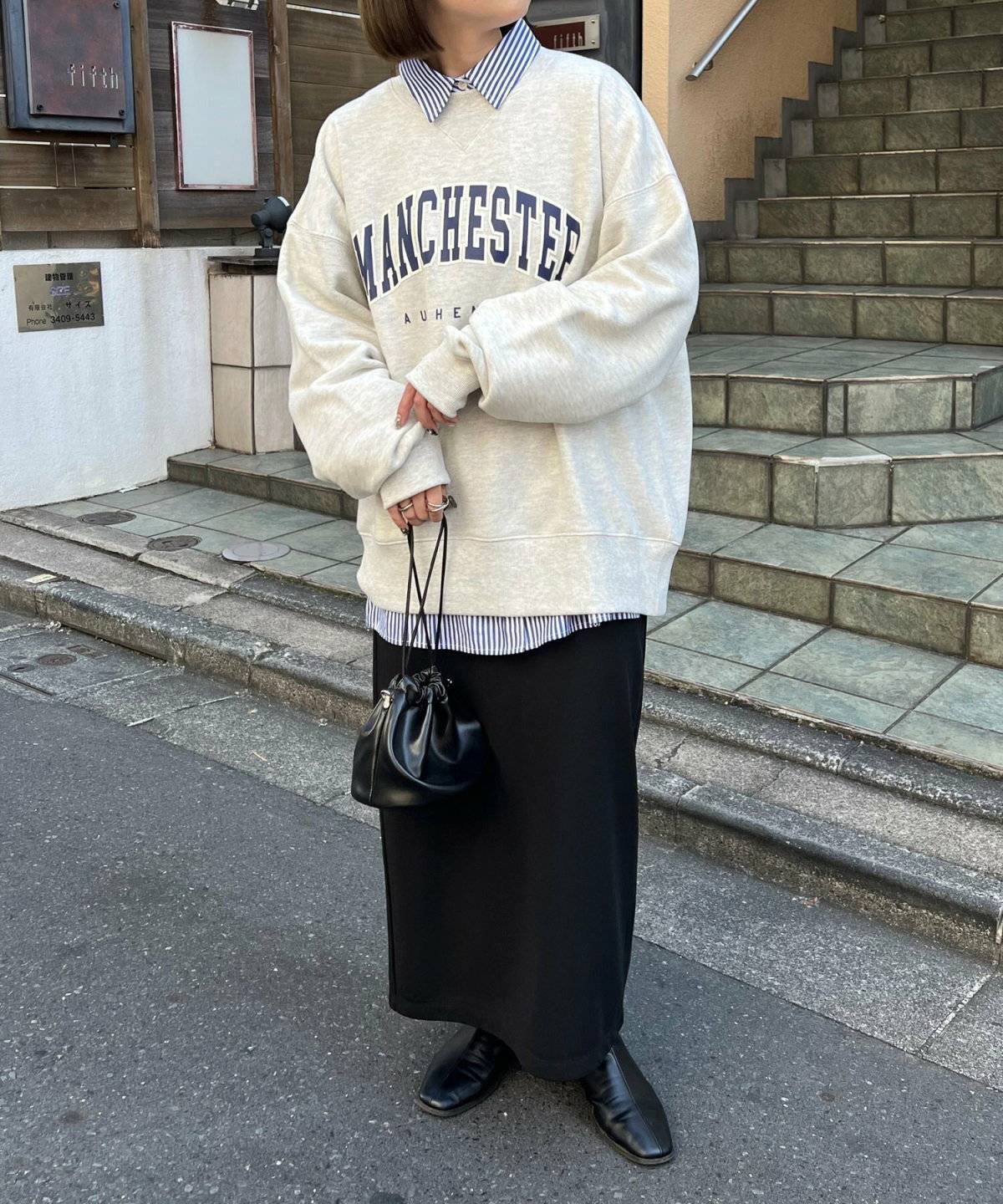 モノトーンコーデの女性