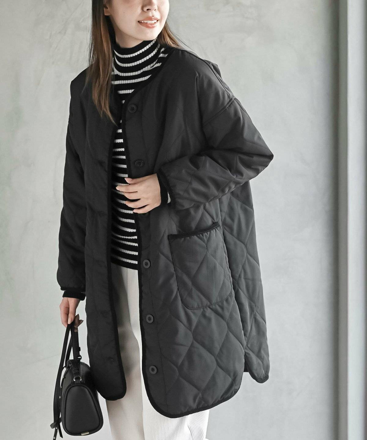 モノトーンコーデの女性