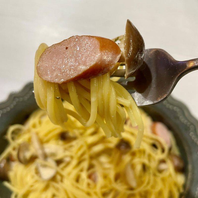 ヤマキ公式の「きのことソーセージの和風クリームスープパスタ」のレシピ