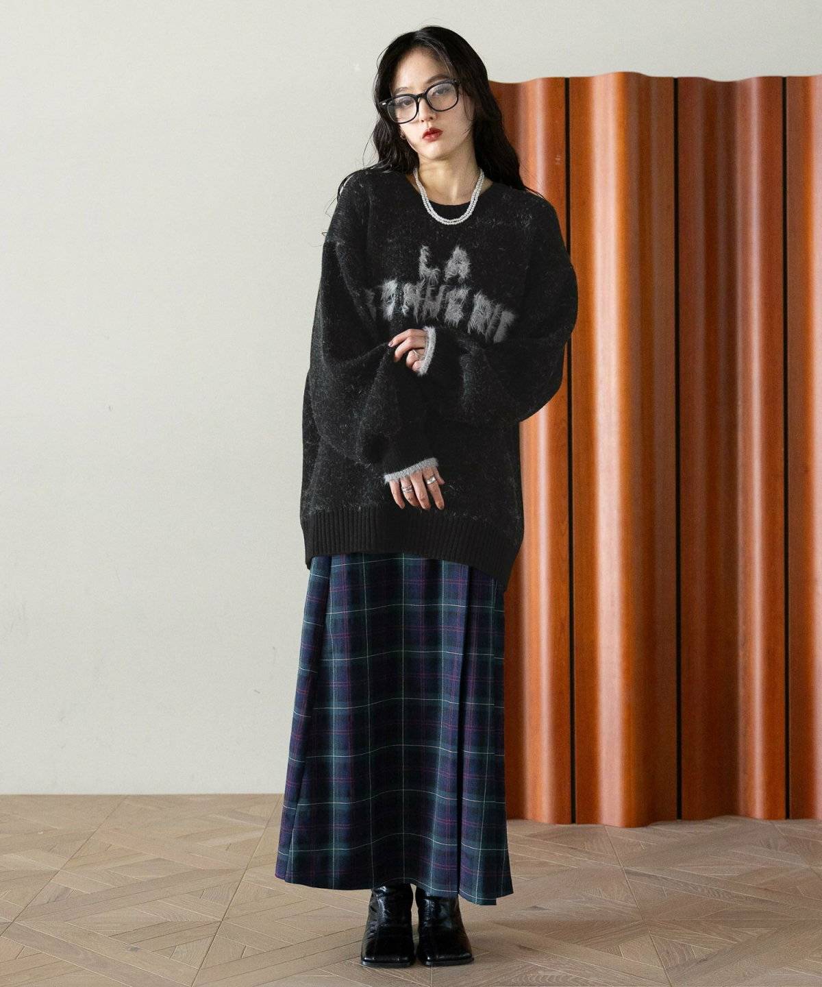 オールブラックコーデの女性