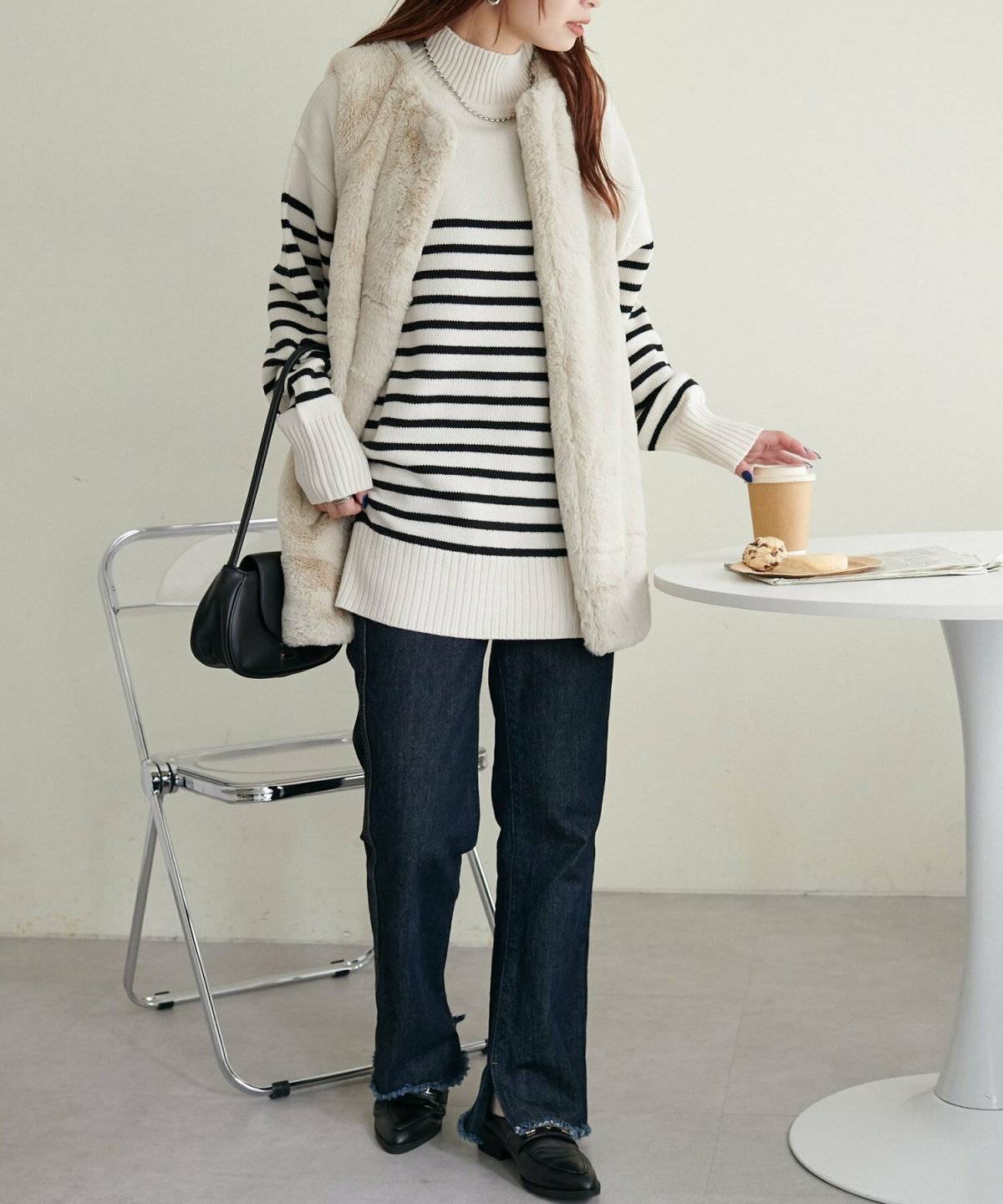 ボーダー柄ニットにデニムを合わせた女性