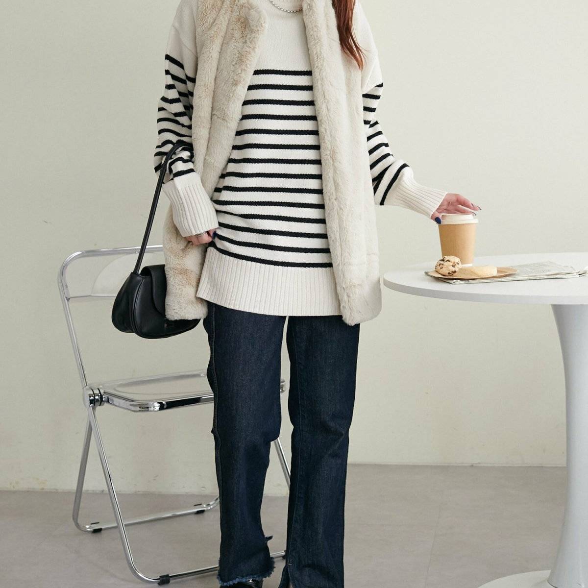 ボーダー柄ニットにデニムを合わせた女性