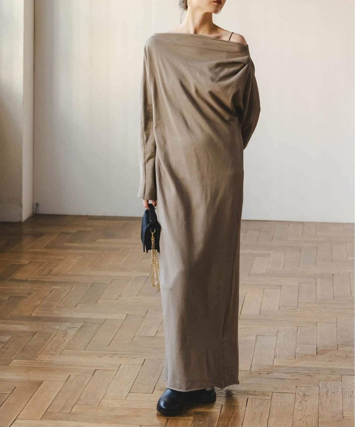 ワンピースコーデの女性