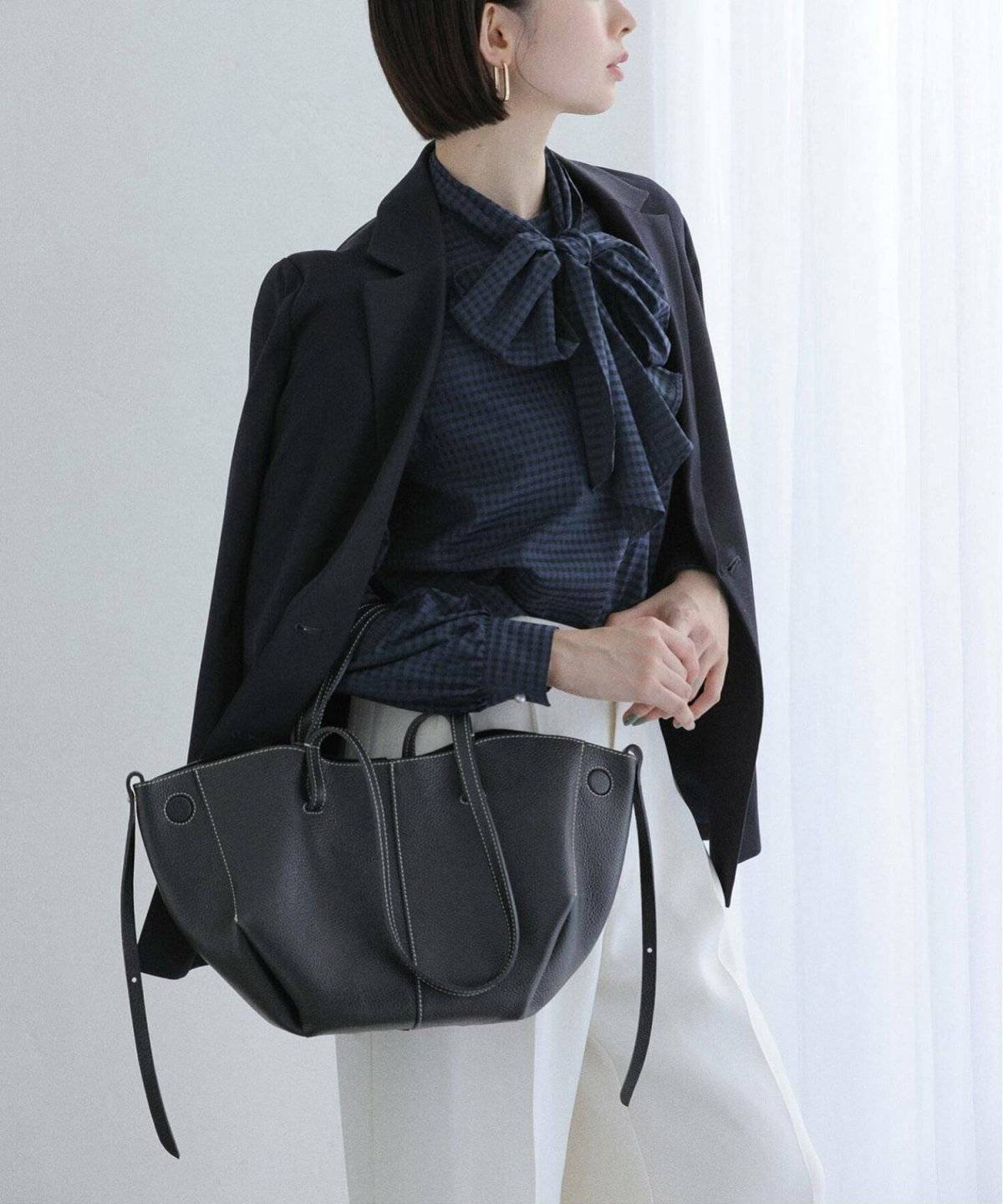 パンツコーデの女性