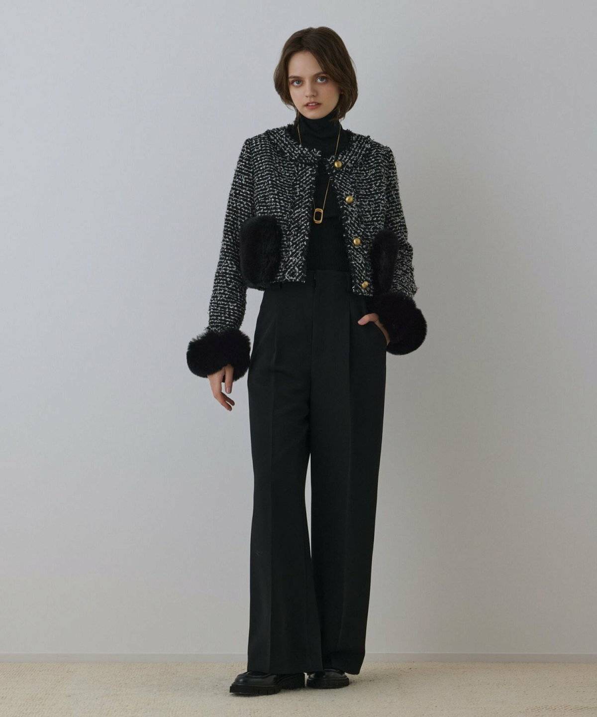 パンツコーデの女性