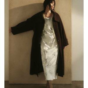  ワンピースコーデの女性 