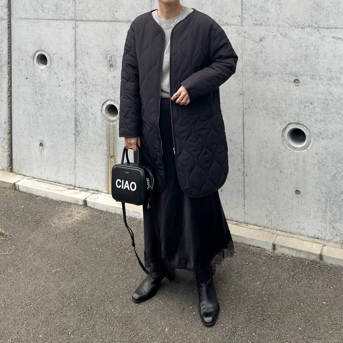 ブラックコーデの女性