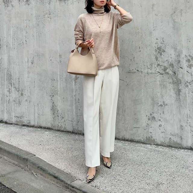 ベージュ×白の淡色コーデ