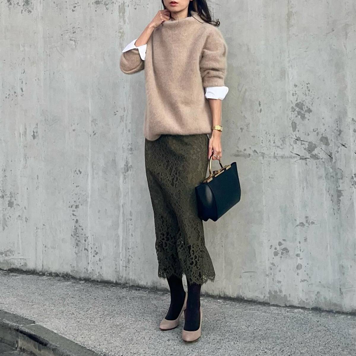 ニット×シャツの重ね着が◎