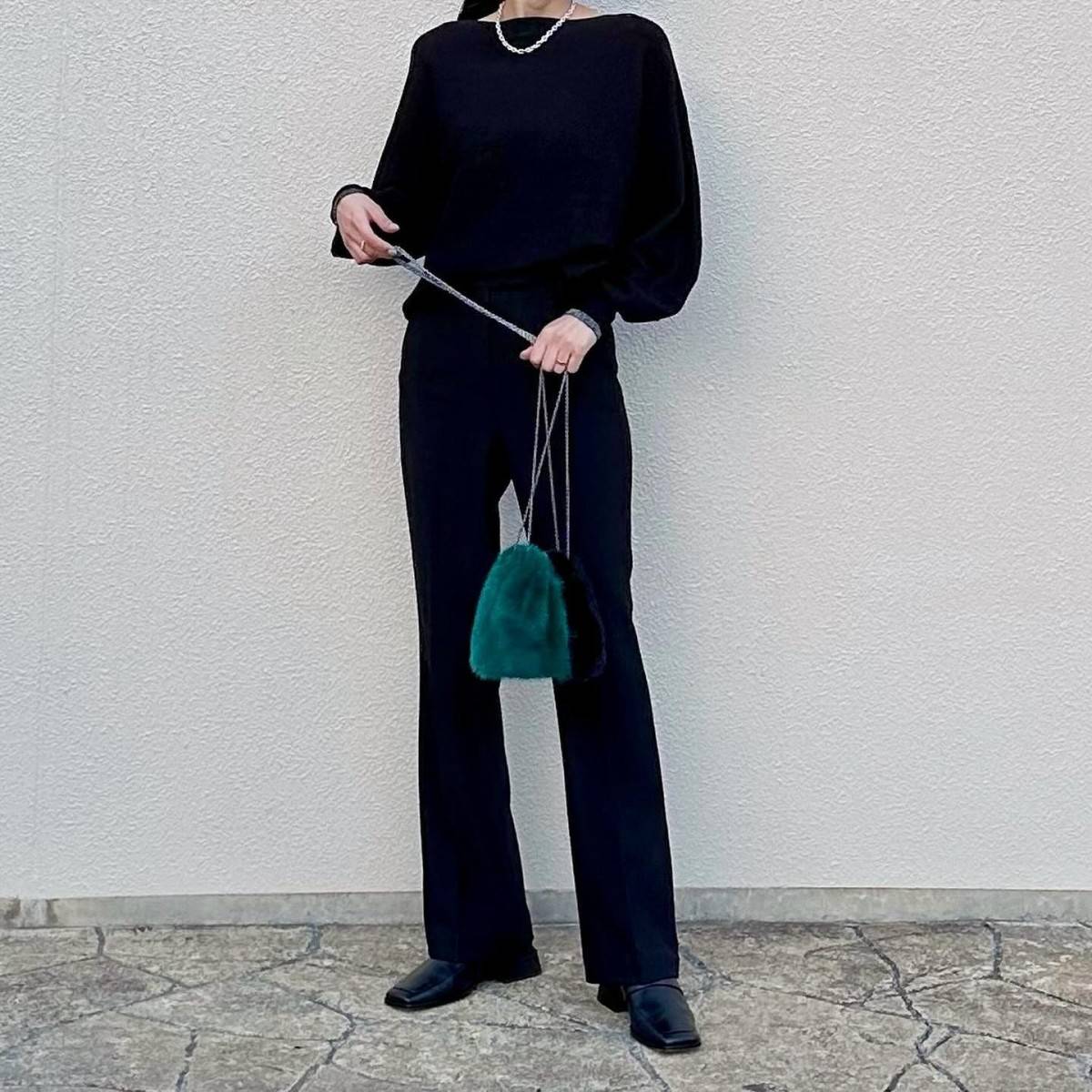 オールブラックコーデの女性