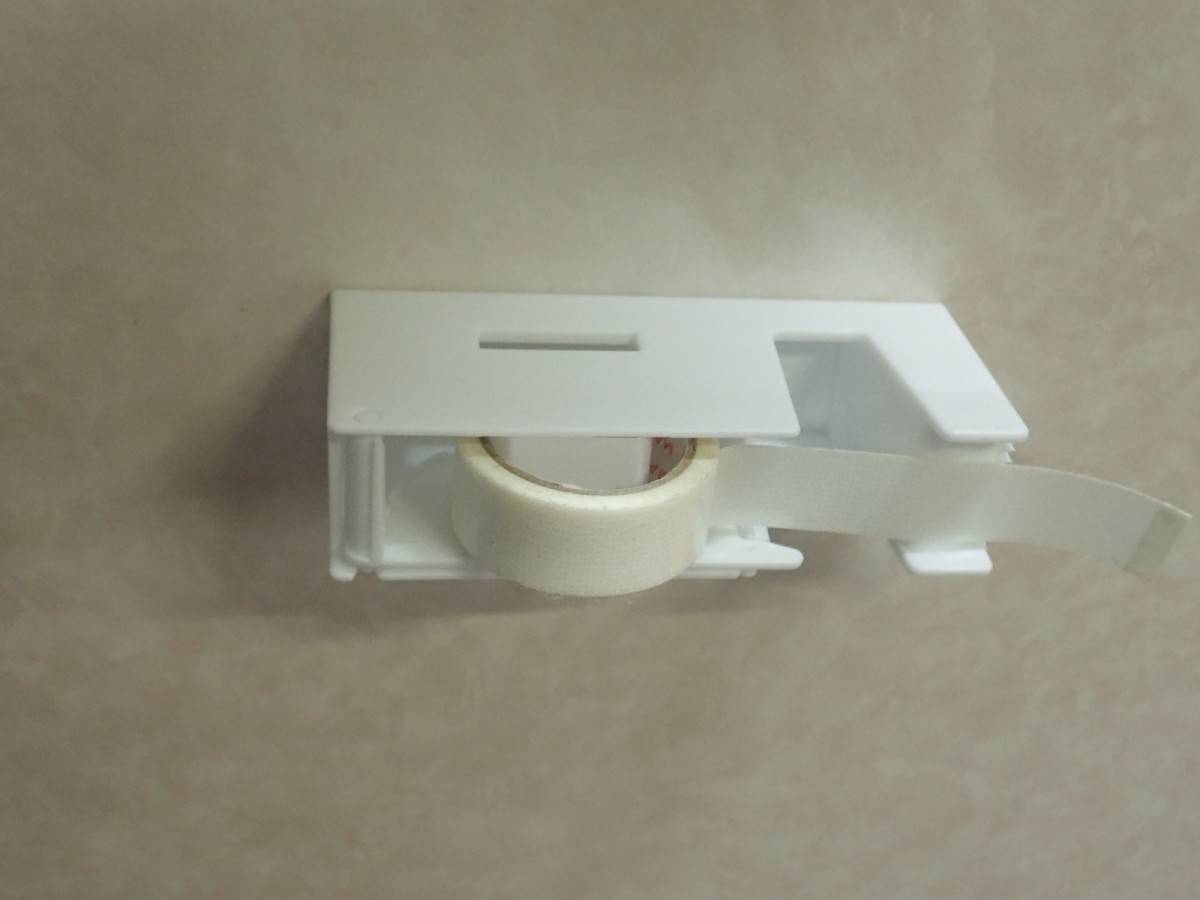 ダイソーのテープカッター(マグネット付)