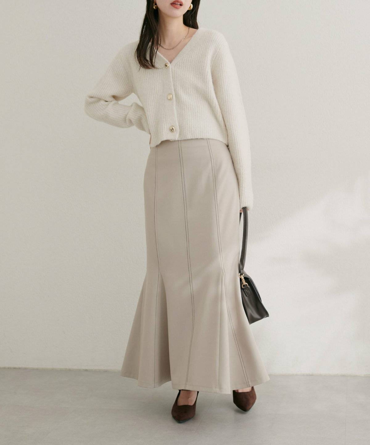 オールホワイトコーデの女性