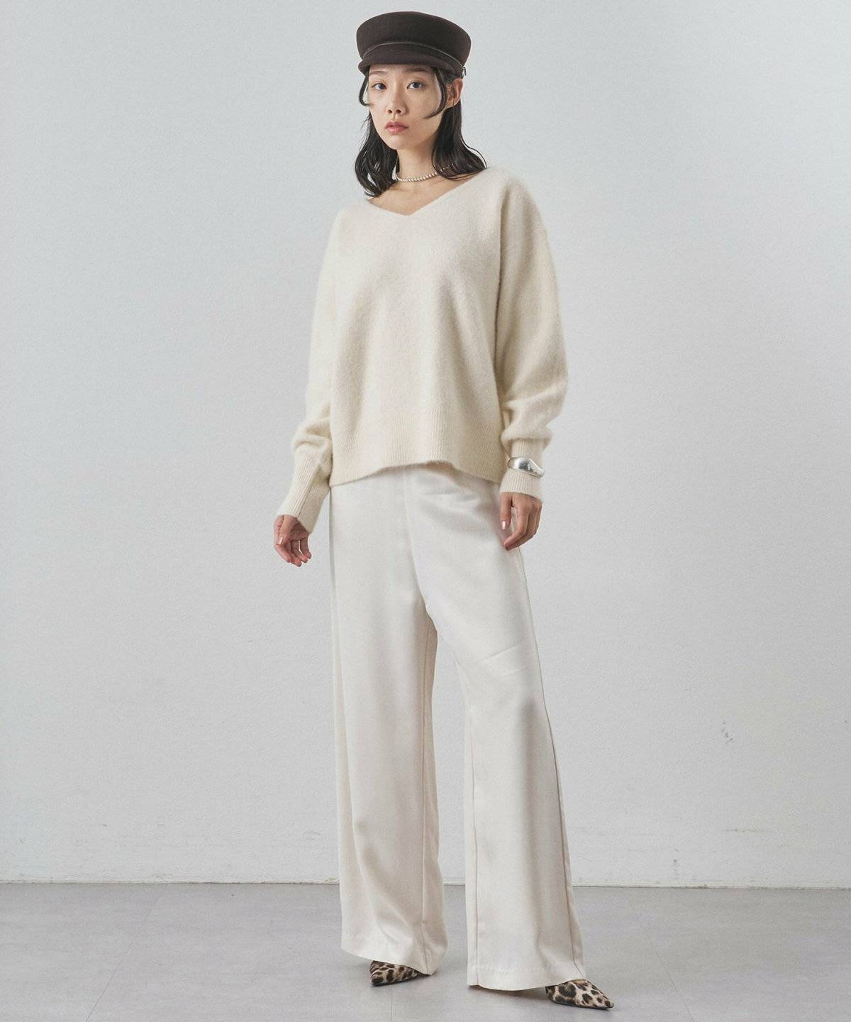 オールホワイトコーデの女性