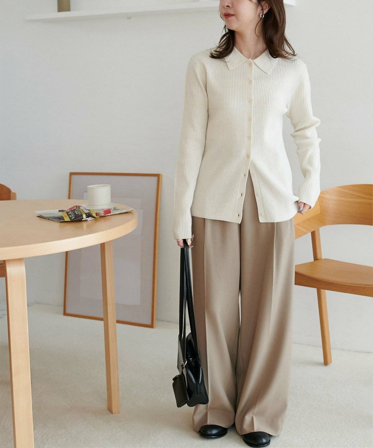 白トップスにベージュのパンツを合わせた女性