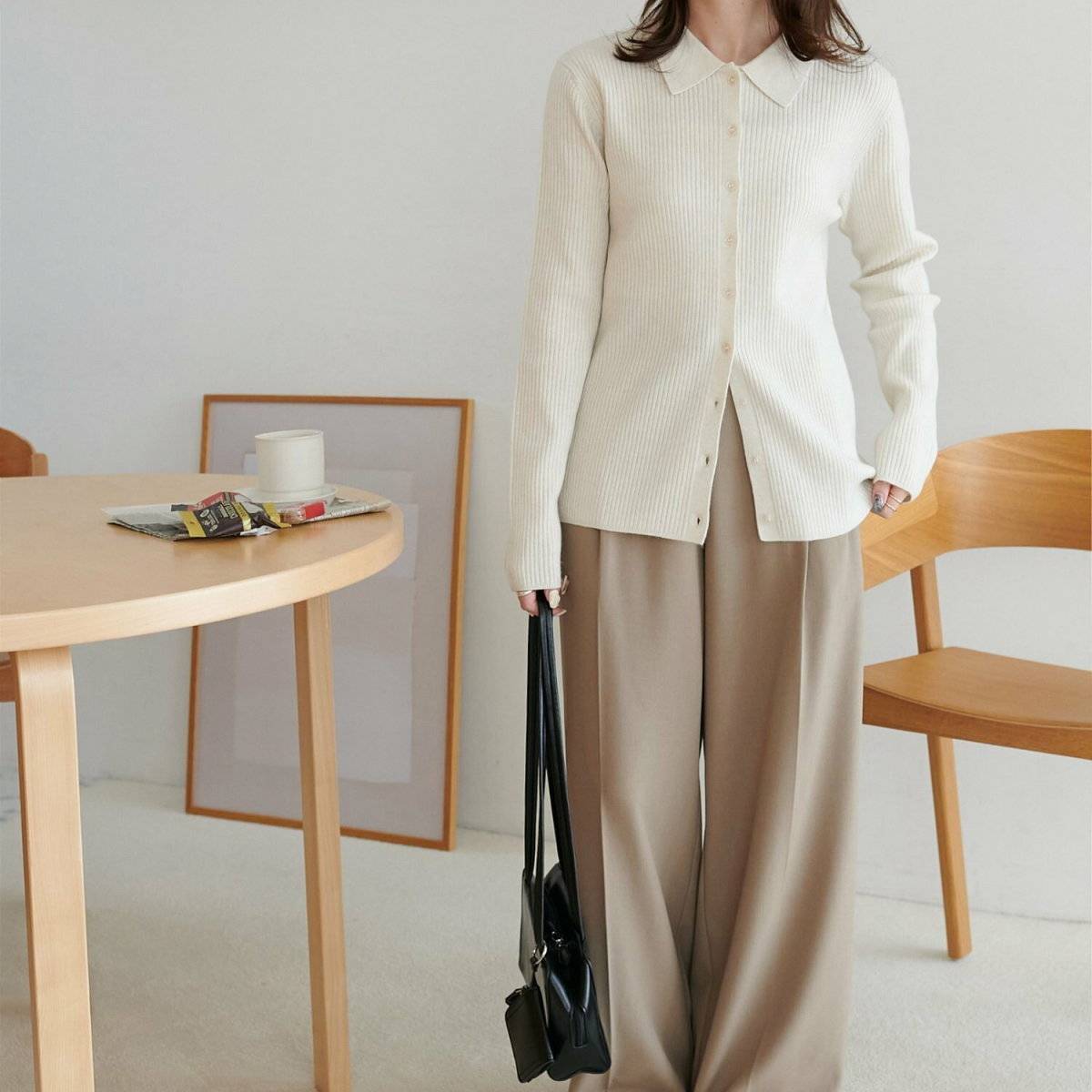 白トップスにベージュのパンツを合わせた女性