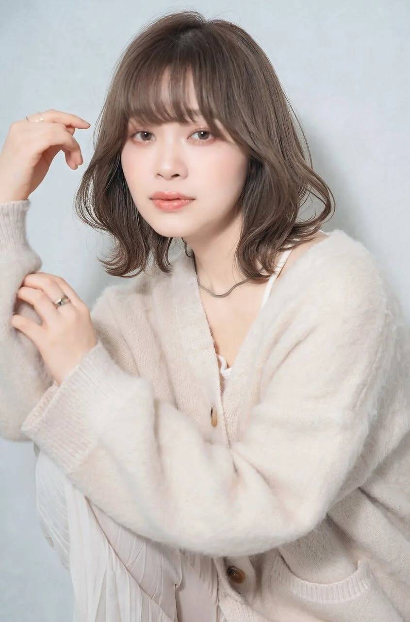 ベージュカラーのくびれボブ