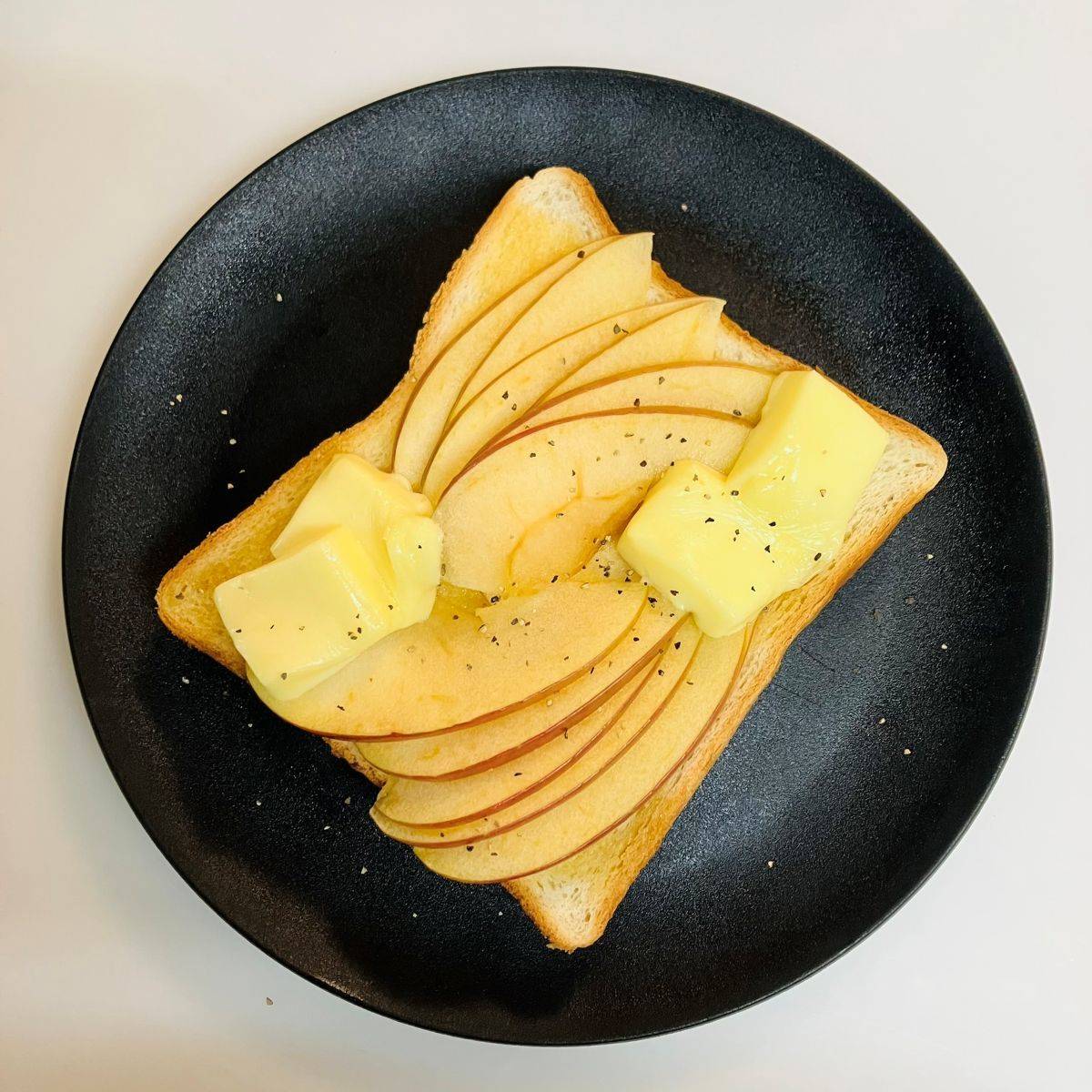 パスコ公式の「りんごとカマンベールチーズのハニートースト」のレシピ