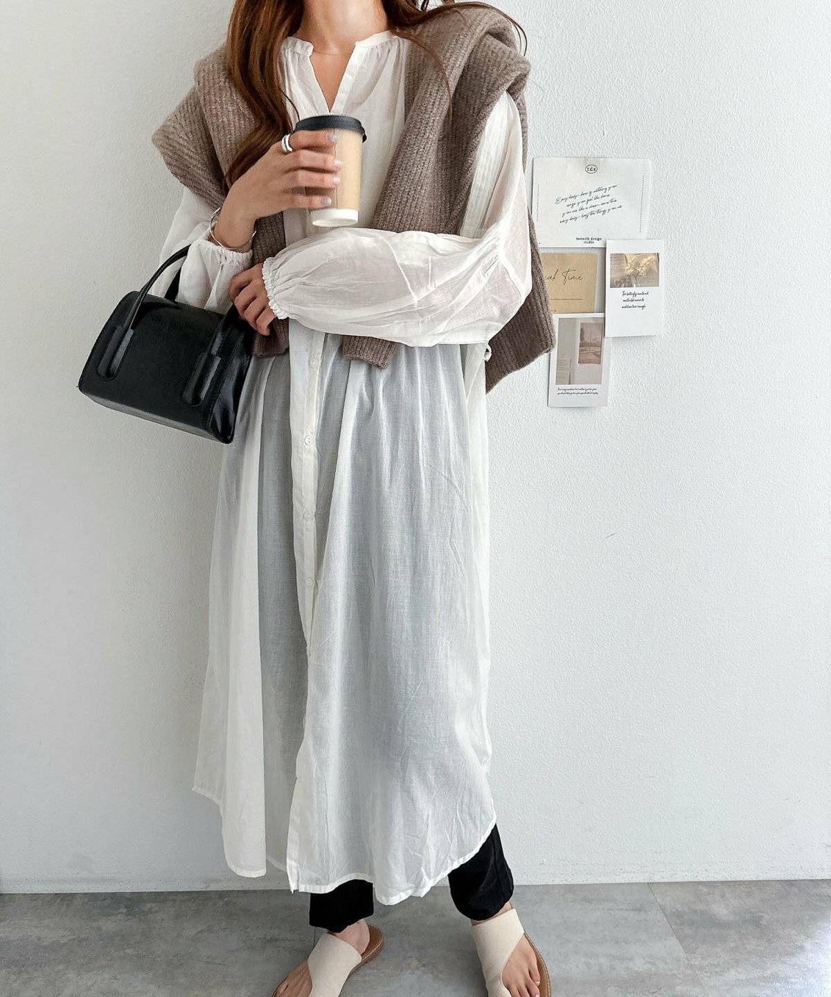 白ワンピースにデニムを合わせてカーディガンを羽織った女性