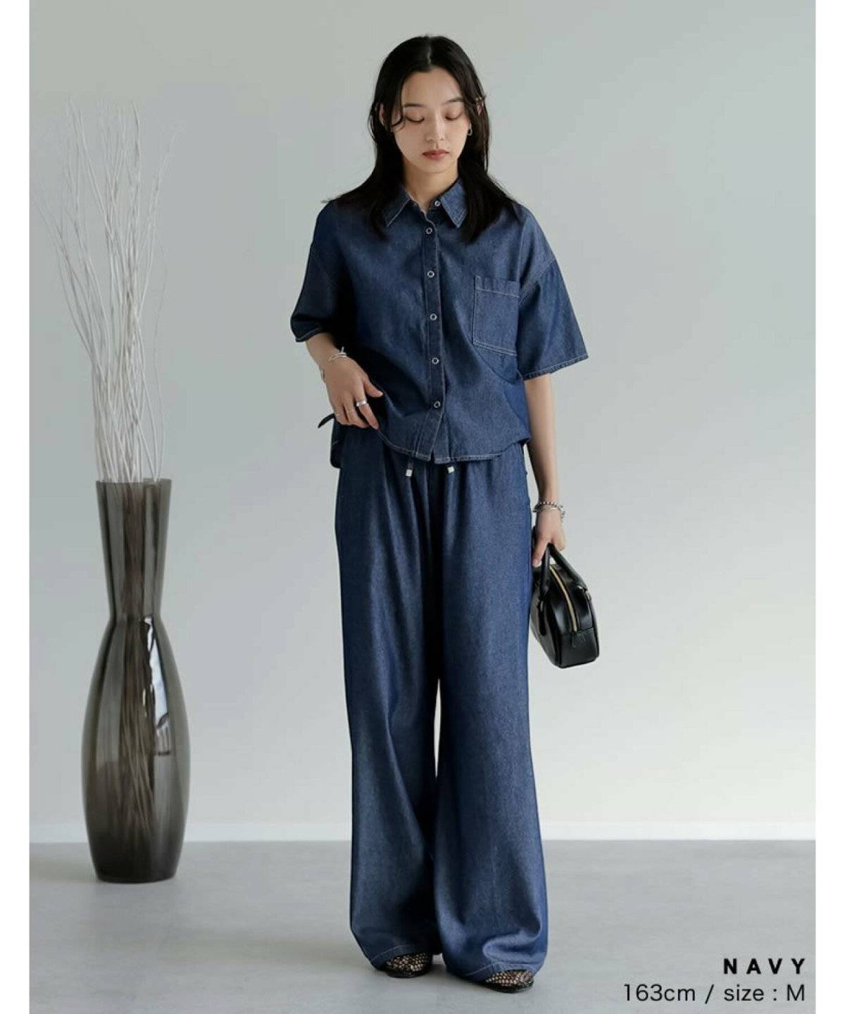 デニムのセットアップを着た女性