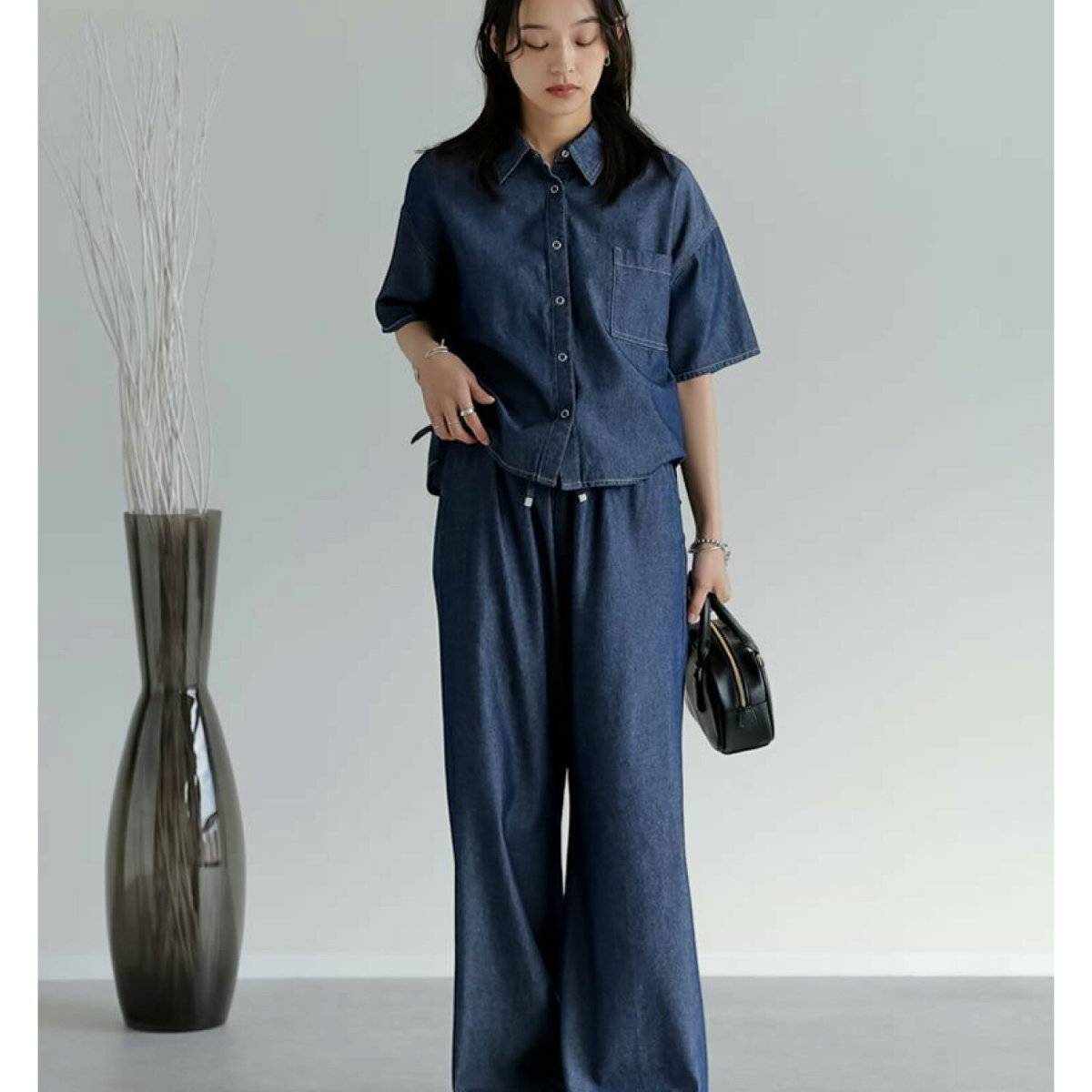 デニムのセットアップを着た女性